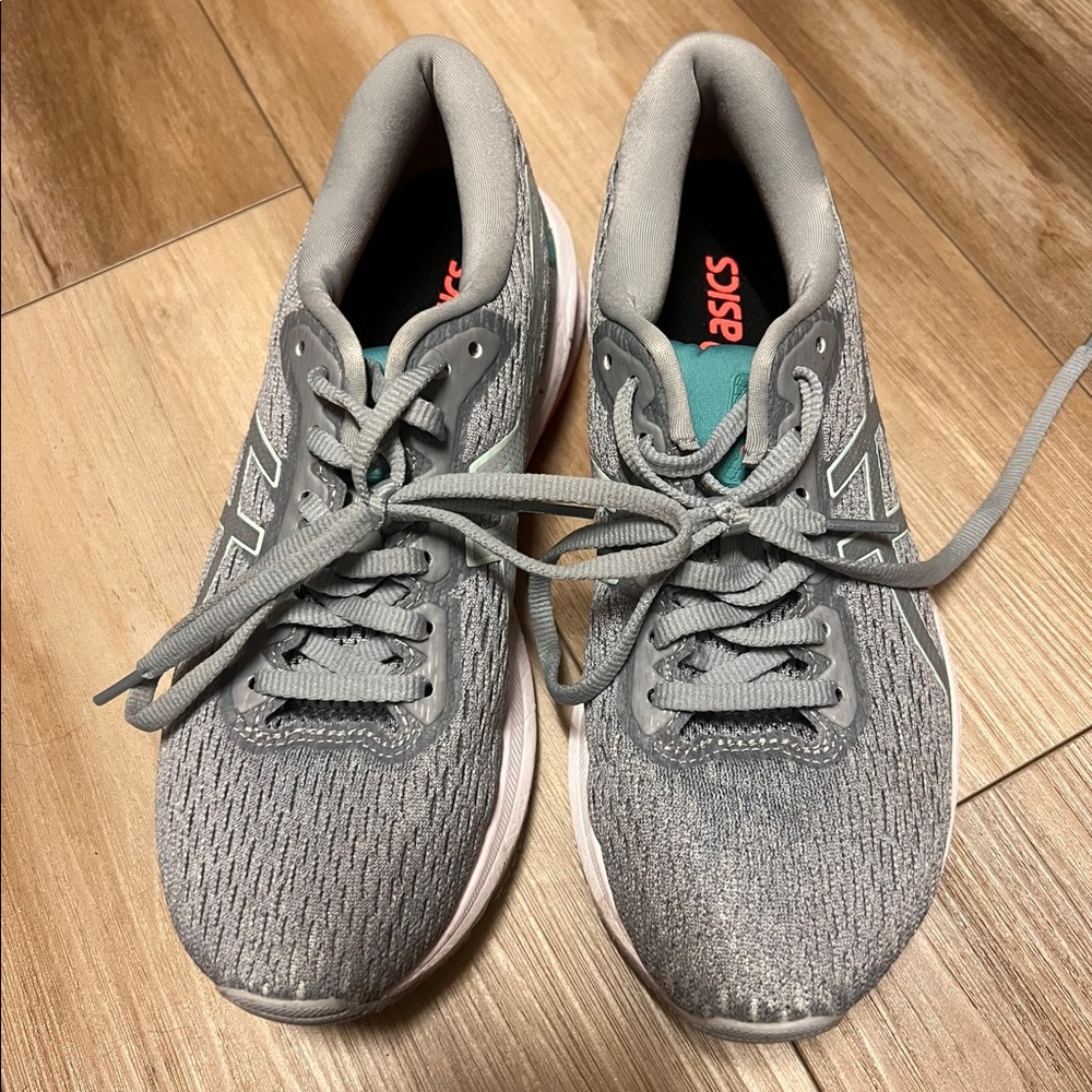 Ladies tennis shoes
